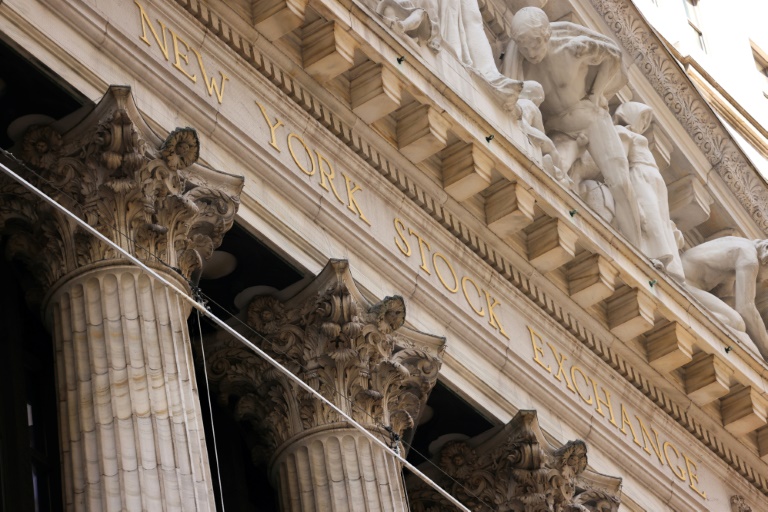 Wall Street termine en baisse, digère indicateurs économiques et résultats trimestriels