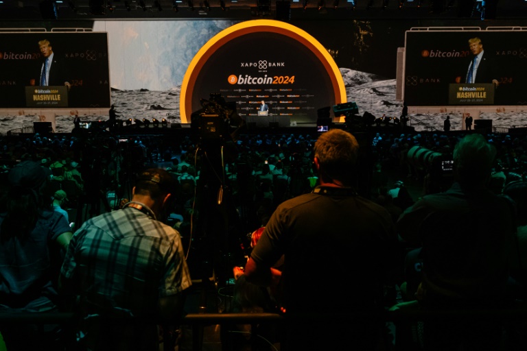 Record du bitcoin à plus de 75.000 dollars, propulsé par la victoire de Trump