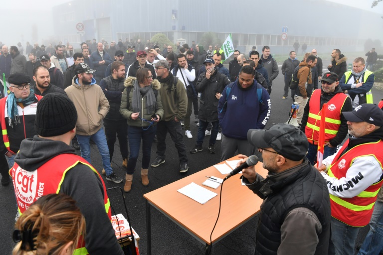 Michelin: deux nouvelles usines françaises vont fermer, les salariés de Cholet votent la grève