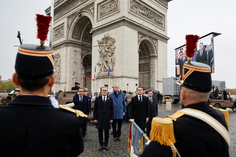 Emmanuel Macron et le Premier ministre britannique commémorent le 11-Novembre à Paris