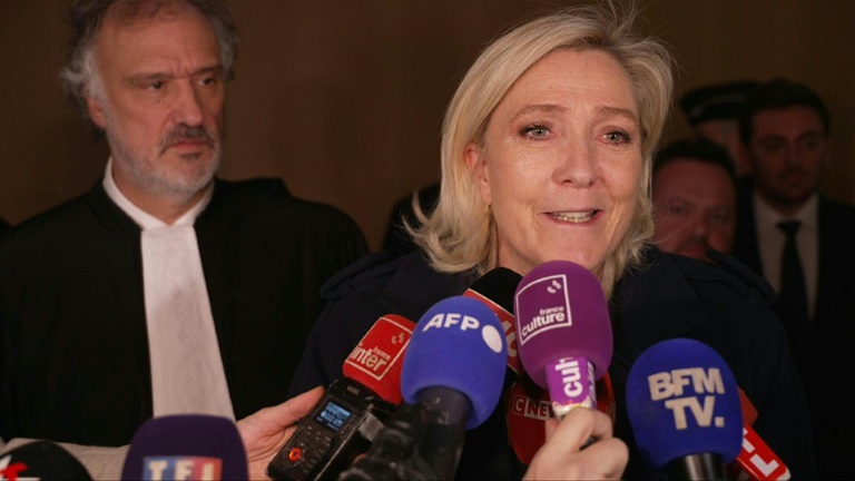 Inéligibilité de Marine Le Pen: le RN attaque la justice, Darmanin aussi