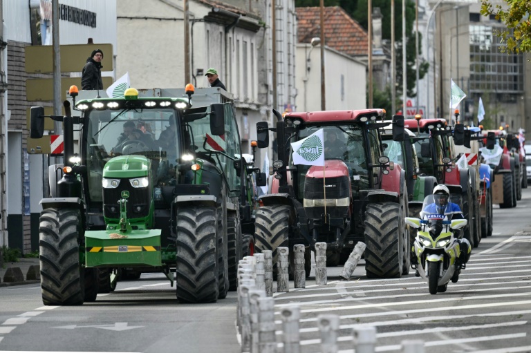 Agriculteurs: les tracteurs sont ressortis, la colère ravivée par la peur du Mercosur