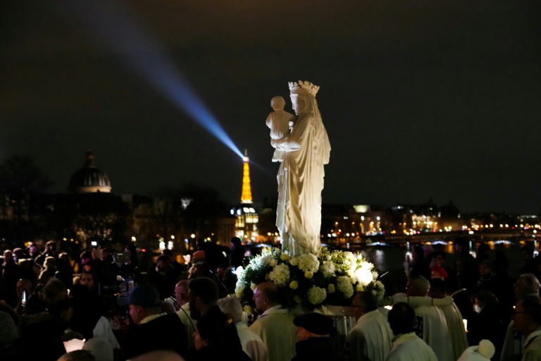 Dans la nuit parisienne, la Vierge de Notre-Dame retrouve 