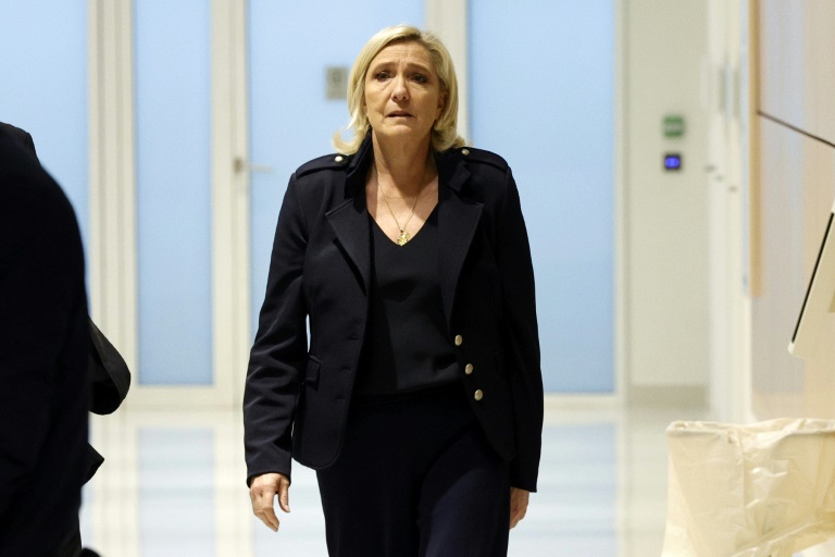 Réquisitions d'inéligibilité: Marine Le Pen estime qu'on réclame sa 