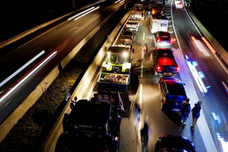 Convoi d'agriculteurs en colère près de la base de Villacoublay