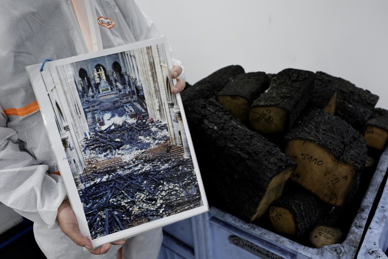 Les débris de Notre-Dame, des 