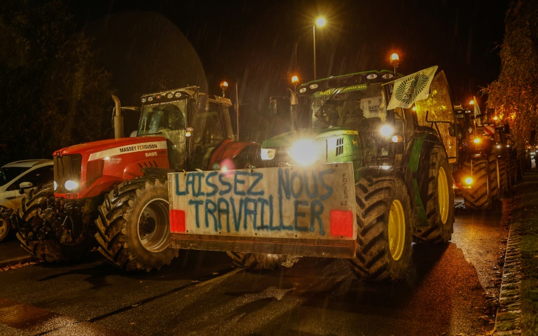 Des agriculteurs en colère ciblent préfectures, poids lourds et plateformes logistiques