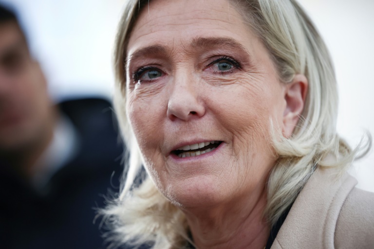 Fonctionnaires non payés si la France n'a pas de budget: Marine Le Pen accuse l'exécutif de 