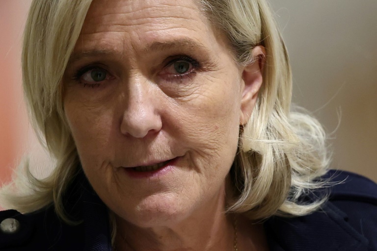 Sous pression du gouvernement, Le Pen cherche à dédramatiser la censure