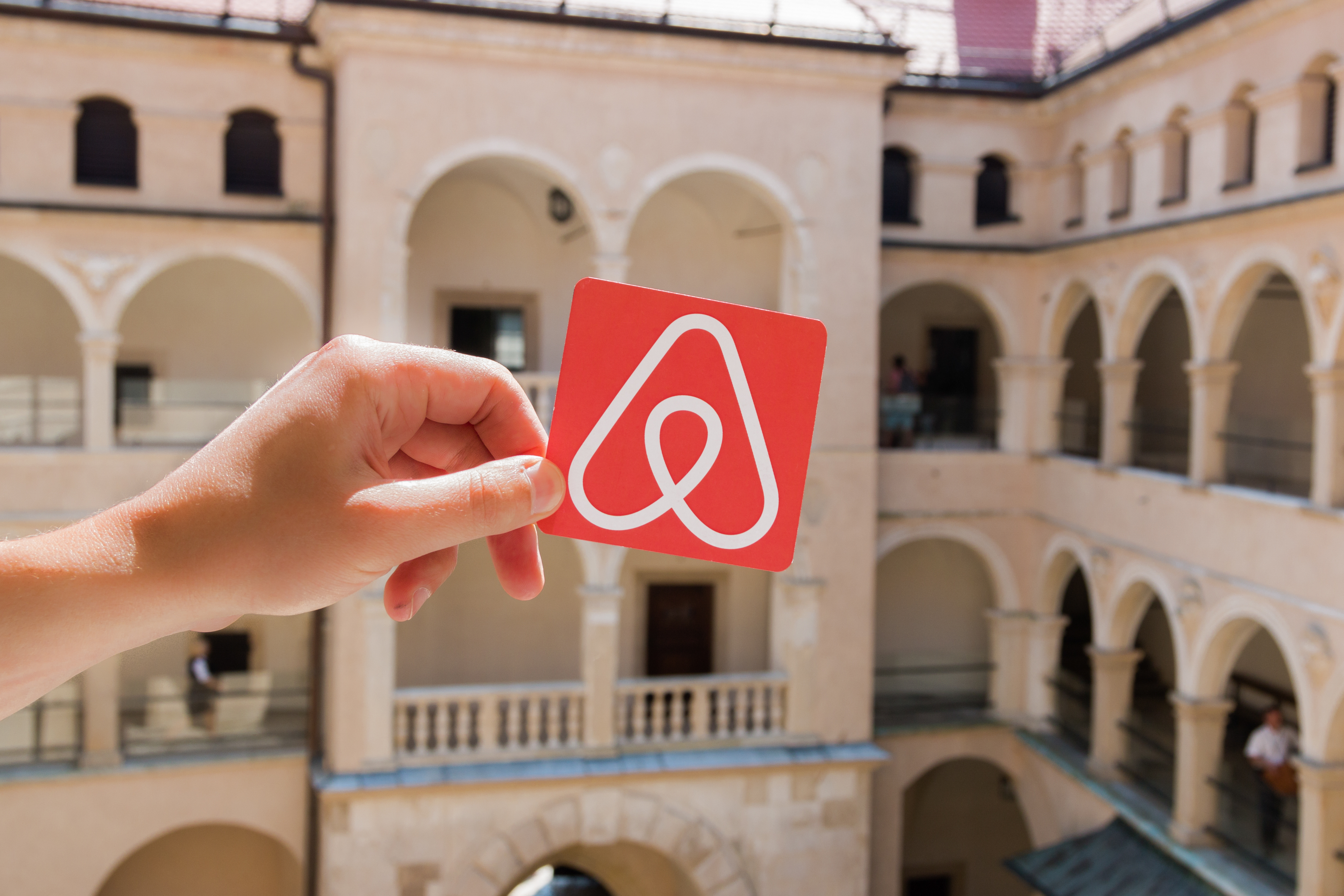 Meublés de tourisme : la loi anti-Airbnb fixe de nouvelles règles