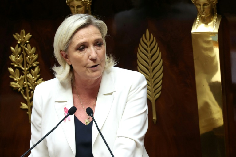 Budget: Le Pen exige de nouvelles concessions, la censure n'est 