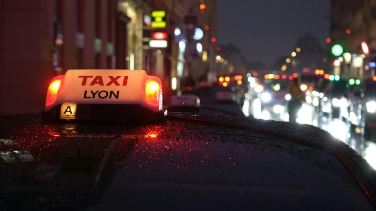 Deuxième jour de manifestation des taxis à Lyon, Paris s'associe au mouvement