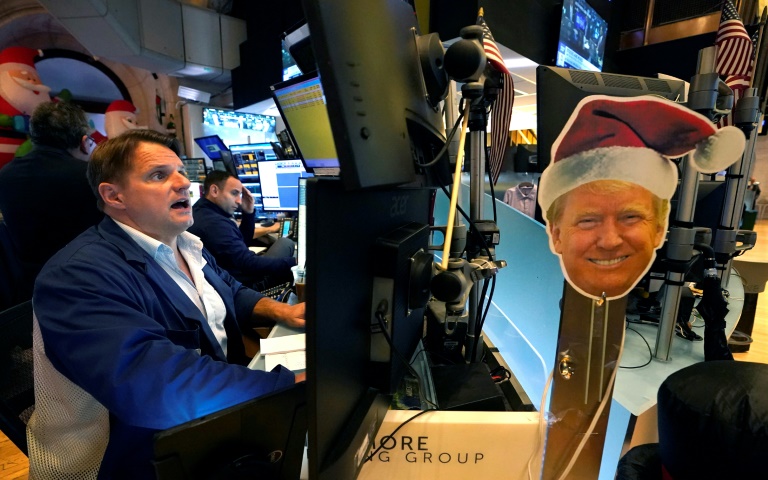 Wall Street reste ferme, les nouvelles de l'emploi ouvrent la voie à une baisse de taux