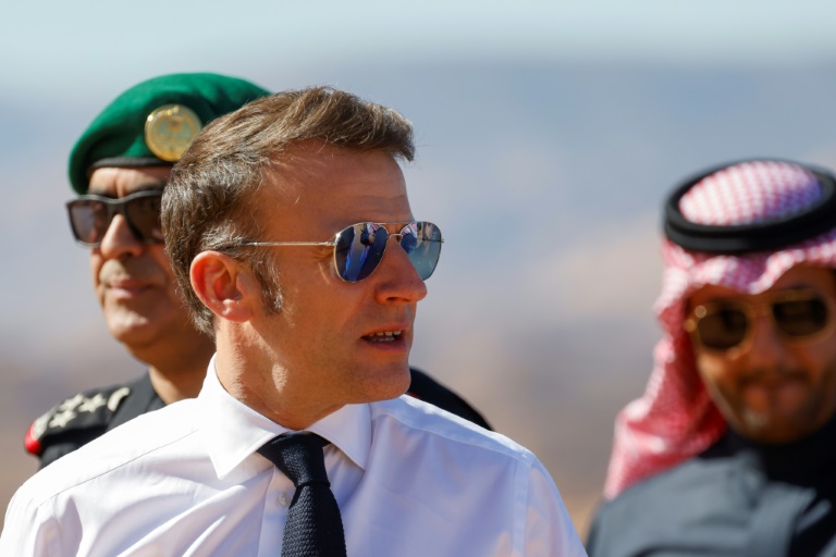 A 4.000 km de la crise française, Macron d'Arabie, comme si de rien n'était