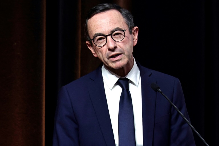 Intérieur: Retailleau prêt à 