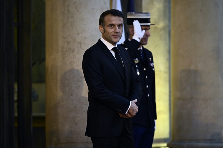 Macron sous pression pour nommer un Premier ministre, Mélenchon met en garde les socialistes