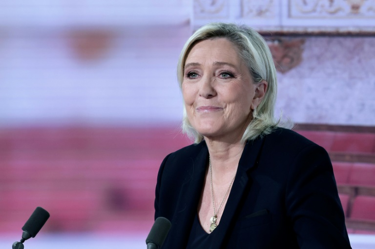 Présidentielle: Le Pen toujours plus haut au premier tour, selon un sondage