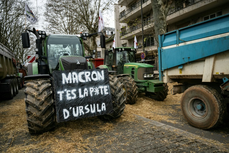 Des agriculteurs en colère bloquent le centre de Dijon
