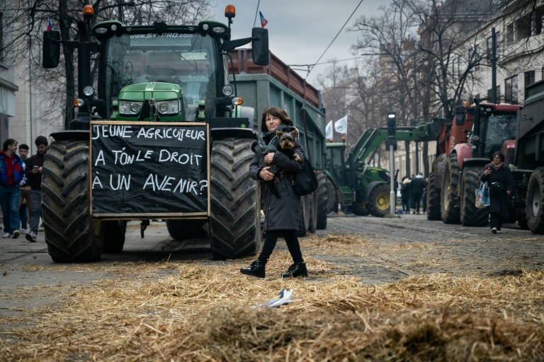 En France, la mobilisation des agriculteurs fléchit sur le terrain
