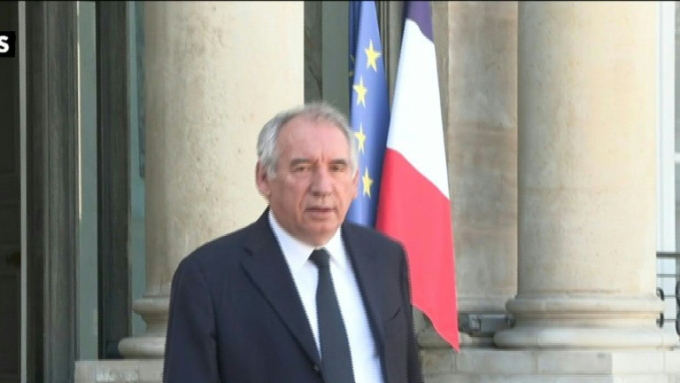 Un tapis rouge déroulé sans savoir, du vaudeville et pour finir... Bayrou