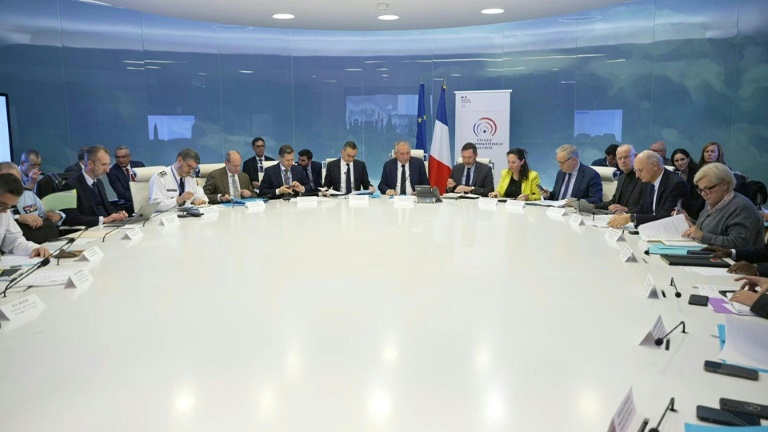 Bayrou entame ses consultations à Matignon et affronte déjà une crise à Mayotte