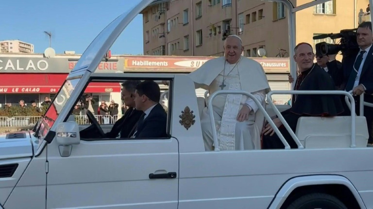Messe géante et bains de foule pour la visite historique du pape en Corse