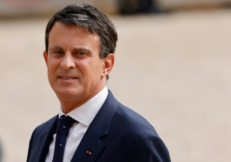 Manuel Valls, retour surprise dans des Outre-mer en crise