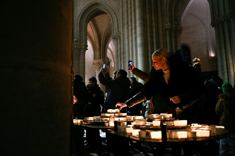 Les premières messes de Noël de Notre-Dame depuis l'incendie remplissent les fidèles de 