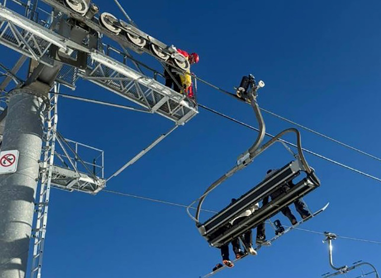 Hautes-Alpes: frayeur pour 240 skieurs bloqués sur un télésiège en panne