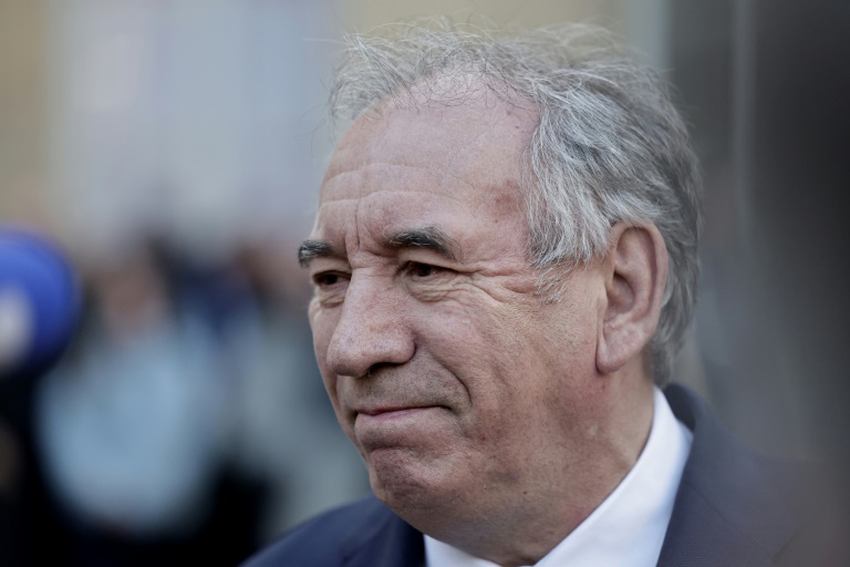 Mayotte: Bayrou attendu tôt lundi matin, en quête de 