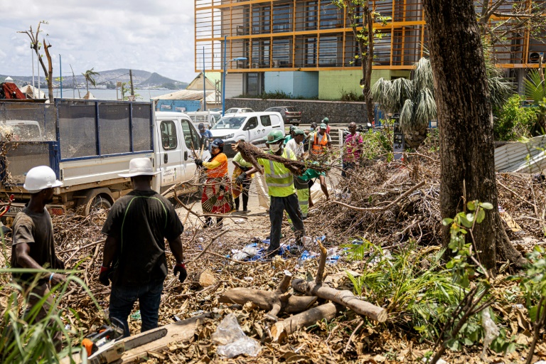 Mayotte: grand nettoyage dans les rues de Mamoudzou, à quelques heures de la visite de Bayrou