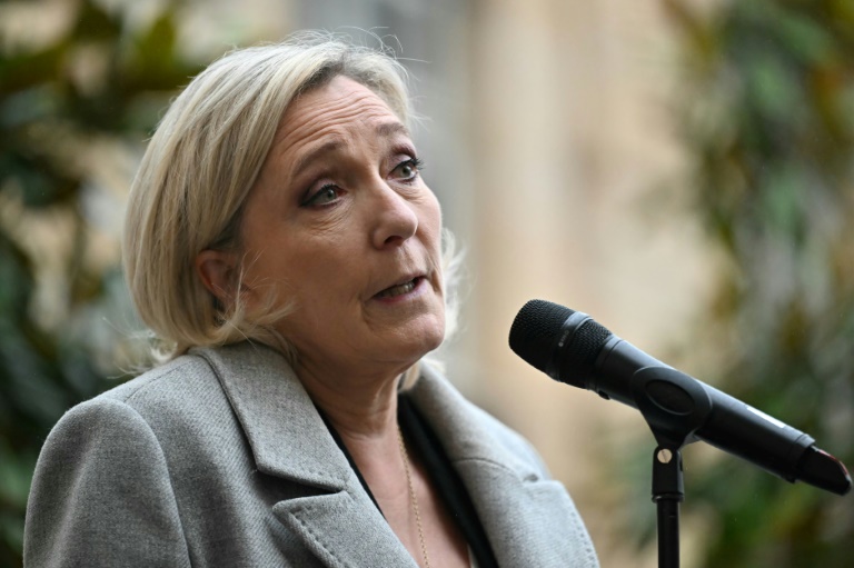 Le Pen espère que 2025 sera une 