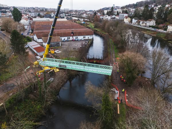 Pose réussie de la passerelle sud sur l’île du Champ-du-Pin