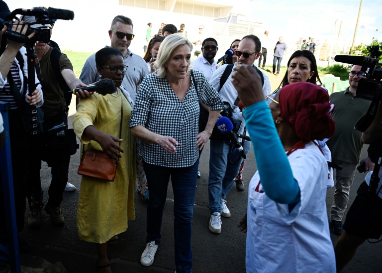 A Mayotte, Marine Le Pen veut 