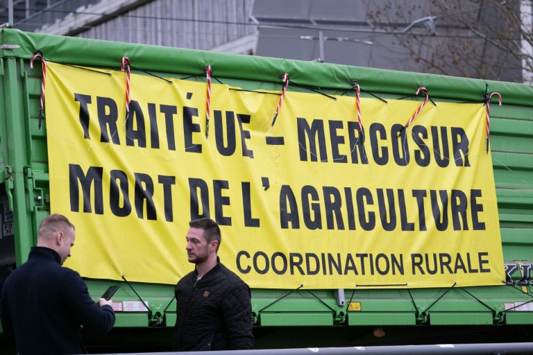 Des agriculteurs de la Coordination rurale tentent vainement de manifester à Paris