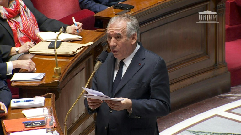 Bayrou veut simplifier l'administration face à une 