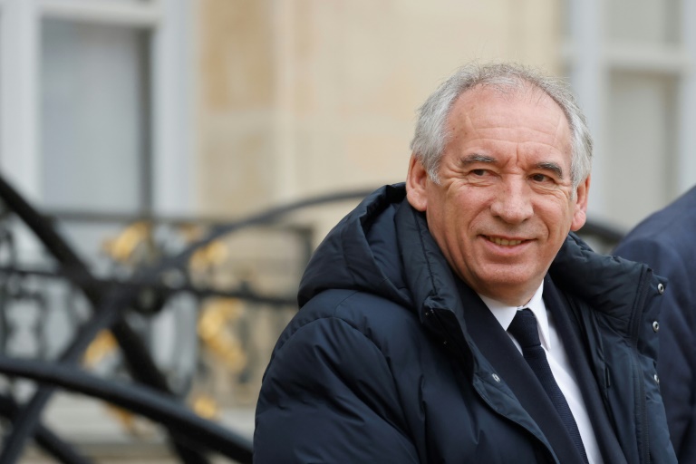 Retraites, Éducation: Bayrou fait deux concessions au PS