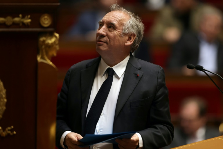 Bayrou survit à la censure avec la bienveillance prudente du PS