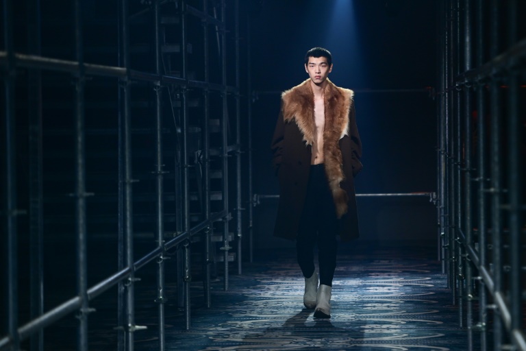 L'homme Prada explore l'élégance 