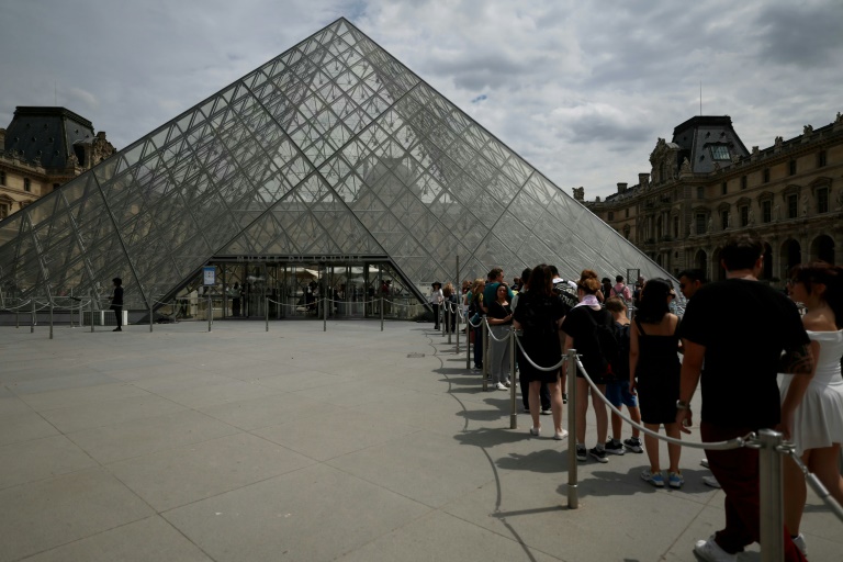 Inondations, avaries, vétusté: le Louvre mal en point, alerte sa présidente