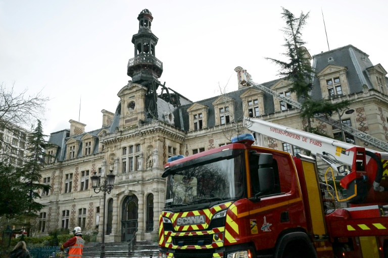 Paris: spectaculaire incendie à la mairie du 12e arrondissement, le beffroi menacé