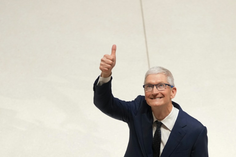 Apple réalise un profit trimestriel record mais ses ventes d'iPhone déçoivent