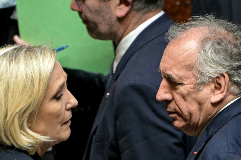 En braquant le PS sur l'immigration, Bayrou risque de replacer le RN en arbitre de la censure