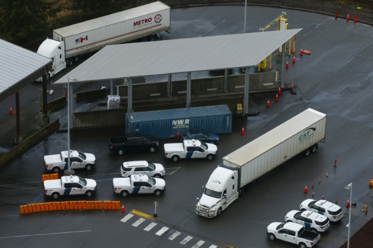 Trump lance son offensive commerciale contre le Canada, le Mexique et la Chine, qui promettent de répliquer