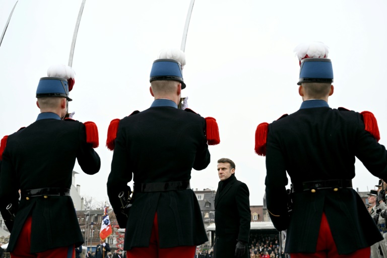 Macron à Colmar commémore la Libération et s'octroie un bain de foule
