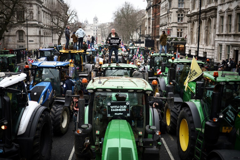 Royaume-Uni: Des centaines de tracteurs à Londres contre une taxe sur la succession