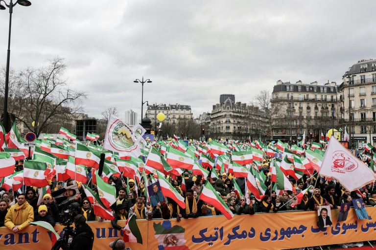 Plusieurs milliers d'opposants iraniens à Paris, encouragés par la chute d'Assad
