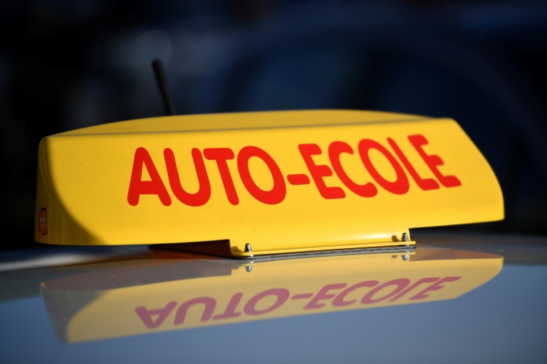 Rouler vers l'autonomie: l'engouement du permis de conduire à 17 ans