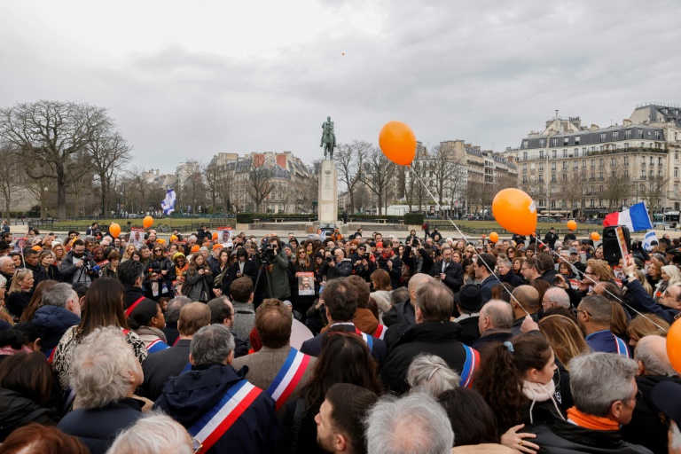 A Paris, des centaines de personnes se rassemblent 