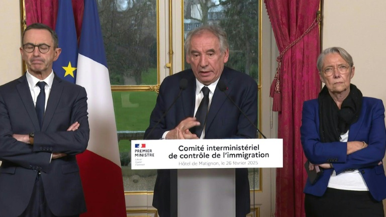 Immigration: Bayrou menace de remettre en cause les accords de 1968 avec l'Algérie